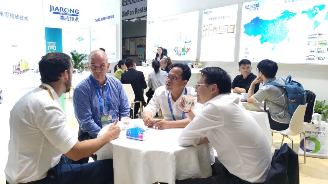 嘉戎技術(shù)董事長(zhǎng)董正軍與客戶交談