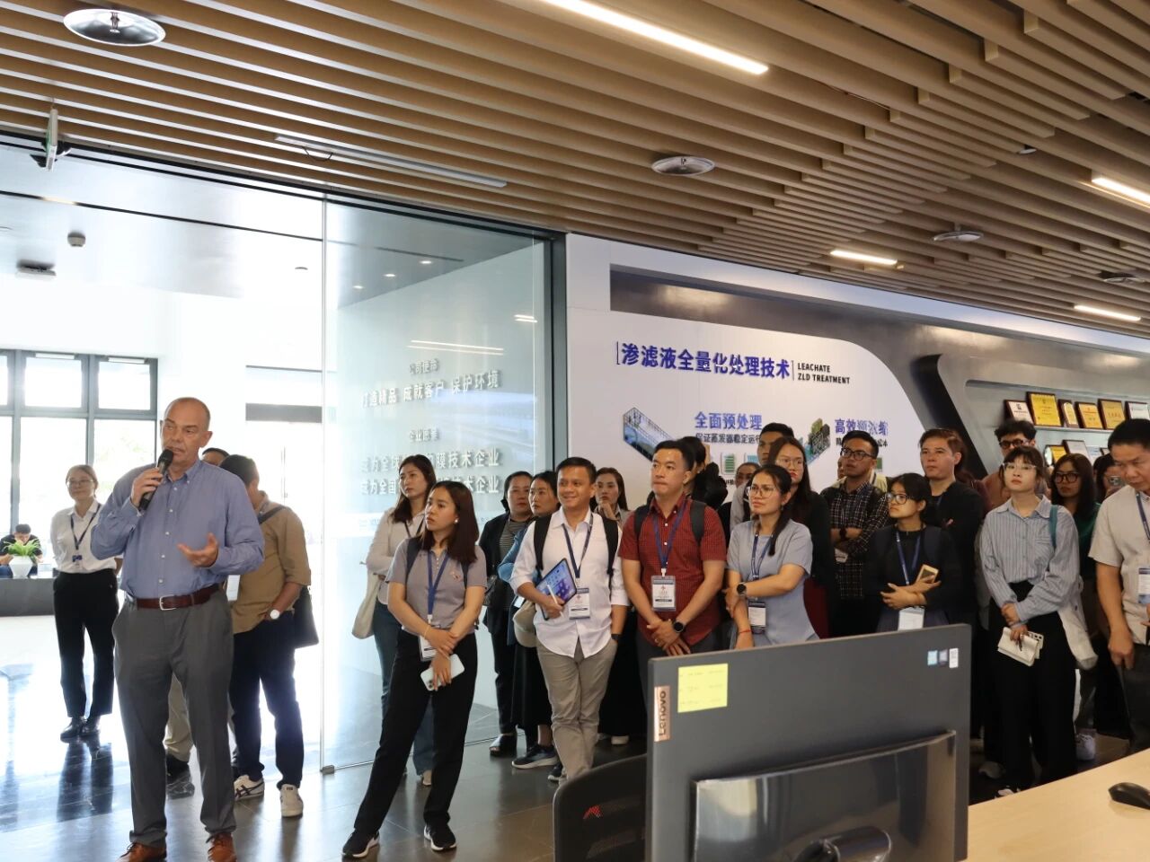 參觀(guān)嘉戎技術(shù)展廳